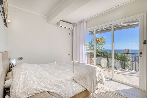 Fantastisk villa med panoramautsikt! Privat basseng | Renovert | Perfekt beliggenhet nær stranden!