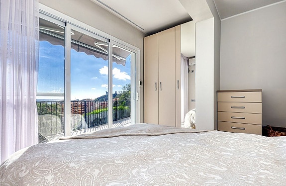 Fantastisk villa med panoramautsikt! Privat basseng | Renovert | Perfekt beliggenhet nær stranden!