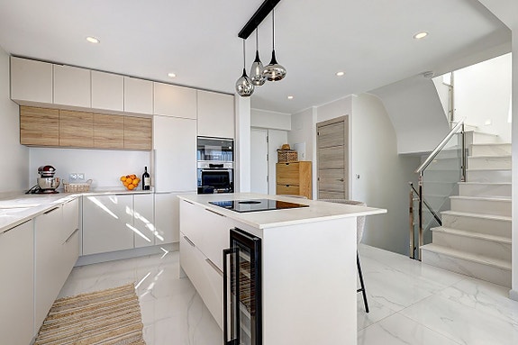 Fantastisk villa med panoramautsikt! Privat basseng | Renovert | Perfekt beliggenhet nær stranden!