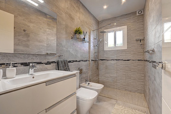 Fantastisk villa med panoramautsikt! Privat basseng | Renovert | Perfekt beliggenhet nær stranden!