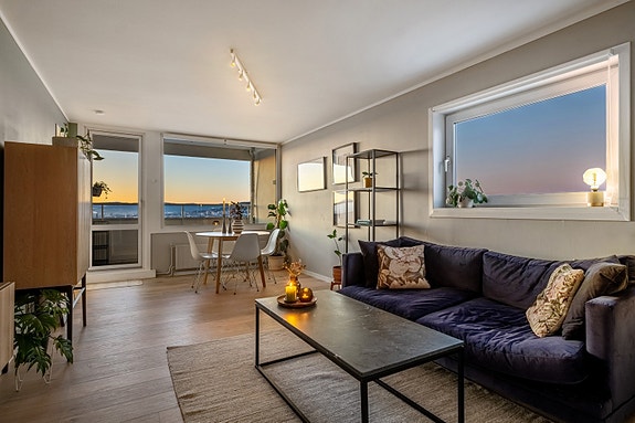 Sol og utsikt fra 10.etasje! Velkommen til en stor og flott 2-roms på Haugerud i Haugerudveien 88!