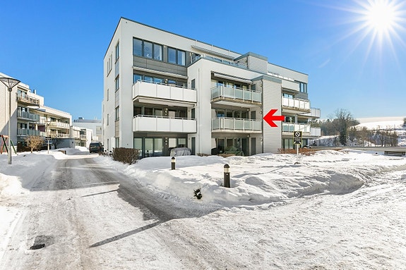 Flott beliggende i 2 etg med sydvendt terrasse.