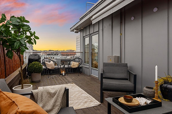 Velkommen til denne unike og påkostede 3-roms (2+1) selveierleiligheten i ettertraktede Ringnes Park Vest, øverst på Grünerløkka!