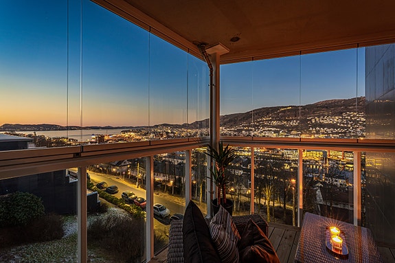 Velkommen til Solheimslien 28 - En høytliggende leilighet med spektakulær utsikt!