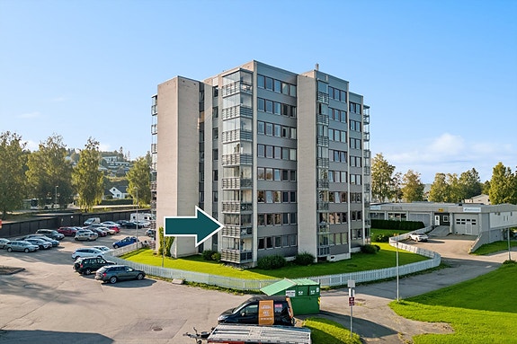 Kalkvegen 5 ligger flott til i et veletablert boligområde med sentral beliggenhet på Kopperud.