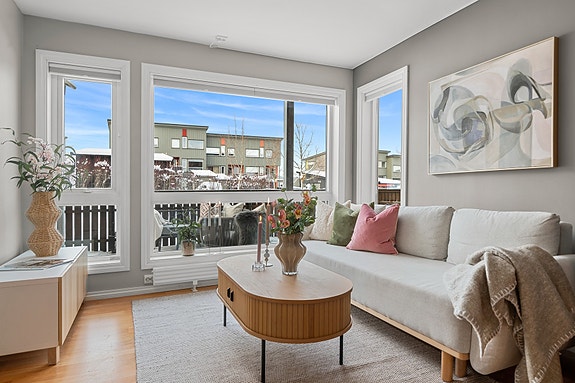 Velkommen til Okstadvegen 171! En pen og innholdsrik 3-roms leilighet