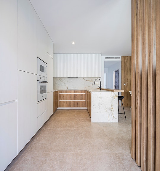 Moderne penthouse-leilighet | Takterrasse på 68 m2 | Nydelige fellesområder | Kort vei til båthavn og strand | Parkering