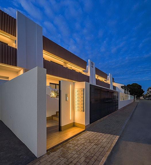 Moderne penthouse-leilighet | Takterrasse på 68 m2 | Nydelige fellesområder | Kort vei til båthavn og strand | Parkering