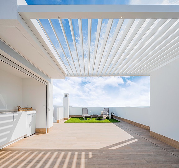 Moderne penthouse-leilighet | Takterrasse på 68 m2 | Nydelige fellesområder | Kort vei til båthavn og strand | Parkering