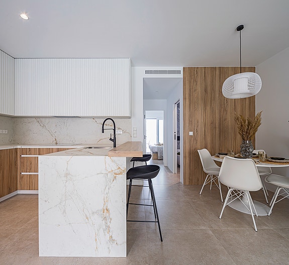 Moderne penthouse-leilighet | Takterrasse på 68 m2 | Nydelige fellesområder | Kort vei til båthavn og strand | Parkering