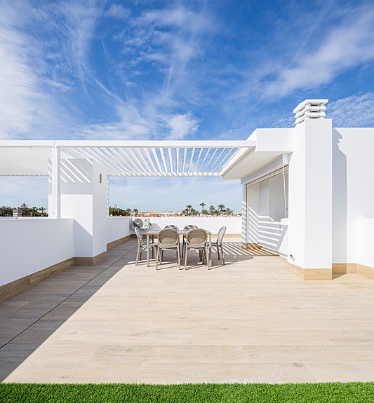 Moderne penthouse-leilighet | Takterrasse på 68 m2 | Nydelige fellesområder | Kort vei til båthavn og strand | Parkering