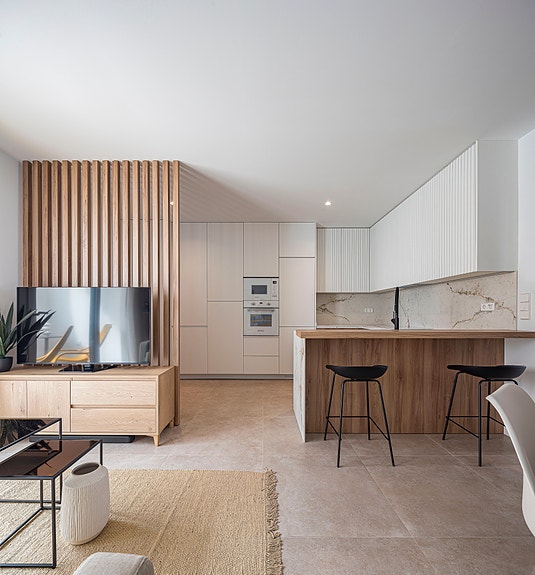 Moderne penthouse-leilighet | Takterrasse på 68 m2 | Nydelige fellesområder | Kort vei til båthavn og strand | Parkering