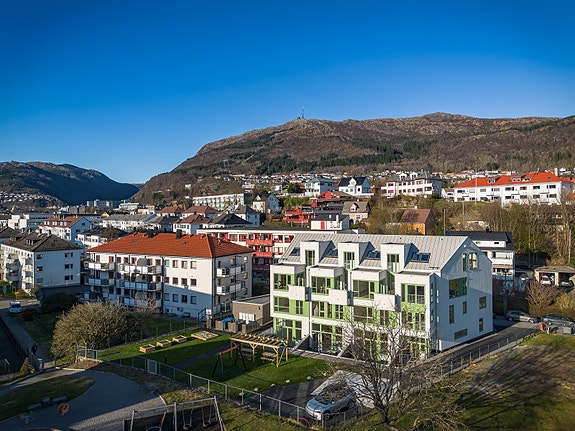 Velkommen til Bendixens vei 19. Toppleilighet med høy kvalitet, to delikate bad og loftstue. Nytt i 2024.