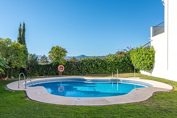 Stilfullt rekkehus nær Puerto Banús! Stor terrasse med utekjøkken | Garasje | Gangavstand til strand og restauranter!