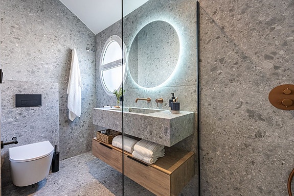 Stilfullt rekkehus nær Puerto Banús! Stor terrasse med utekjøkken | Garasje | Gangavstand til strand og restauranter!