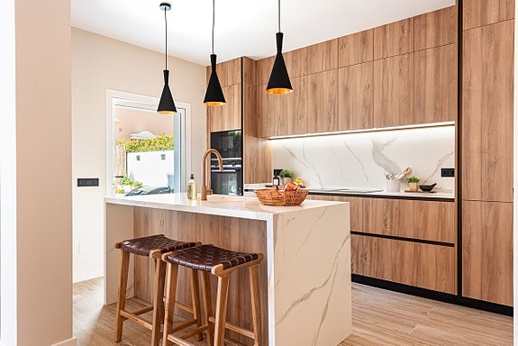 Stilfullt rekkehus nær Puerto Banús! Stor terrasse med utekjøkken | Garasje | Gangavstand til strand og restauranter!