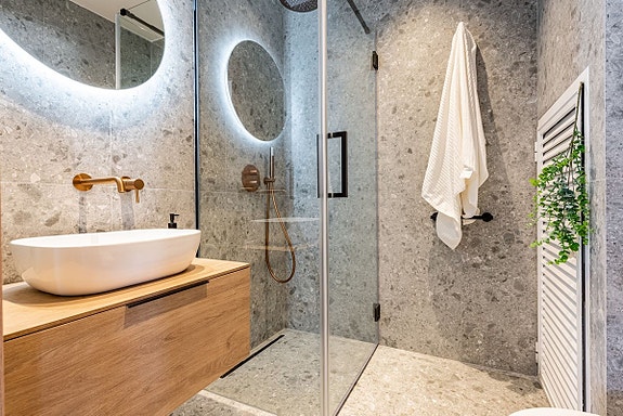 Stilfullt rekkehus nær Puerto Banús! Stor terrasse med utekjøkken | Garasje | Gangavstand til strand og restauranter!