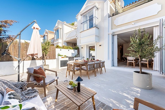 Stilfullt rekkehus nær Puerto Banús! Stor terrasse med utekjøkken | Garasje | Gangavstand til strand og restauranter!