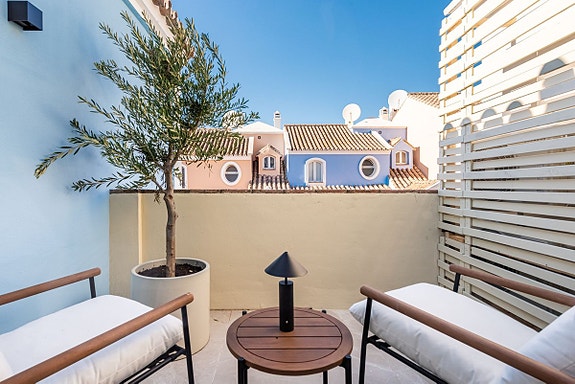 Stilfullt rekkehus nær Puerto Banús! Stor terrasse med utekjøkken | Garasje | Gangavstand til strand og restauranter!