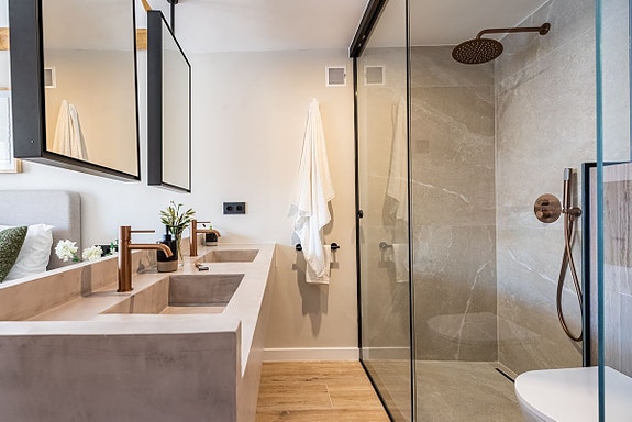 Stilfullt rekkehus nær Puerto Banús! Stor terrasse med utekjøkken | Garasje | Gangavstand til strand og restauranter!