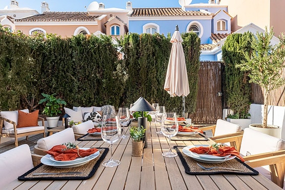 Stilfullt rekkehus nær Puerto Banús! Stor terrasse med utekjøkken | Garasje | Gangavstand til strand og restauranter!