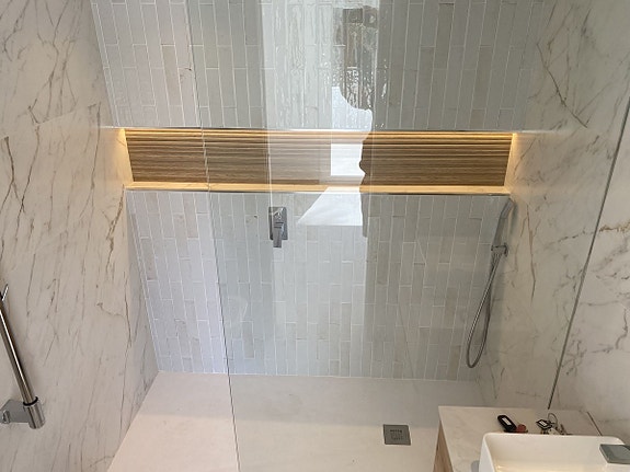 Moderne rekkehus med golfutsikt! Fullt renovert | Gated community med basseng | Eksklusiv beliggenhet ved Aloha Golf!