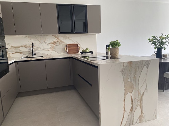 Moderne rekkehus med golfutsikt! Fullt renovert | Gated community med basseng | Eksklusiv beliggenhet ved Aloha Golf!