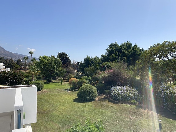 Moderne rekkehus med golfutsikt! Fullt renovert | Gated community med basseng | Eksklusiv beliggenhet ved Aloha Golf!