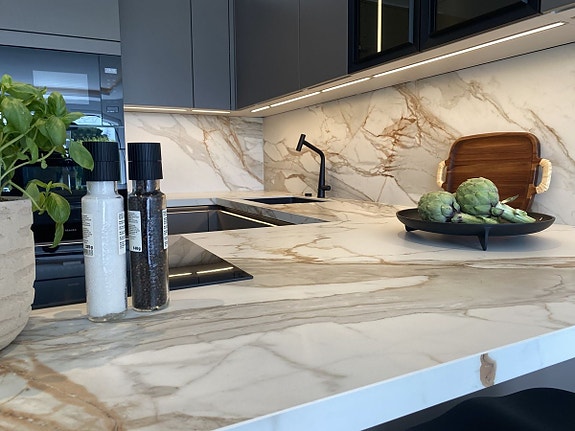 Moderne rekkehus med golfutsikt! Fullt renovert | Gated community med basseng | Eksklusiv beliggenhet ved Aloha Golf!