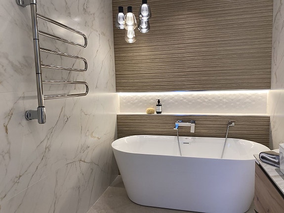 Moderne rekkehus med golfutsikt! Fullt renovert | Gated community med basseng | Eksklusiv beliggenhet ved Aloha Golf!