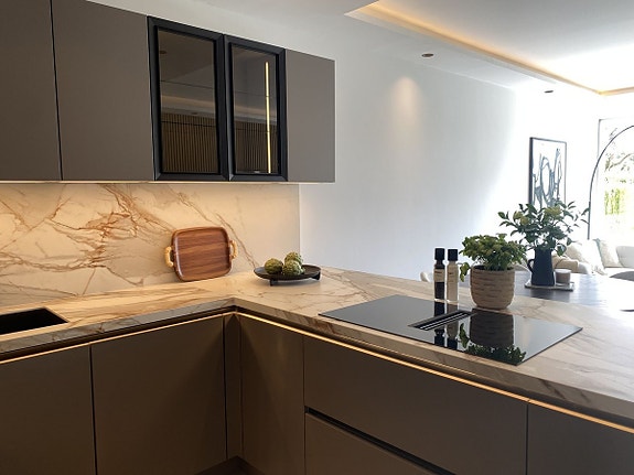 Moderne rekkehus med golfutsikt! Fullt renovert | Gated community med basseng | Eksklusiv beliggenhet ved Aloha Golf!