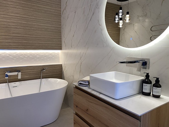 Moderne rekkehus med golfutsikt! Fullt renovert | Gated community med basseng | Eksklusiv beliggenhet ved Aloha Golf!