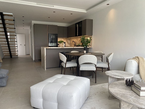 Moderne rekkehus med golfutsikt! Fullt renovert | Gated community med basseng | Eksklusiv beliggenhet ved Aloha Golf!