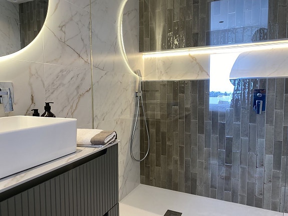 Moderne rekkehus med golfutsikt! Fullt renovert | Gated community med basseng | Eksklusiv beliggenhet ved Aloha Golf!