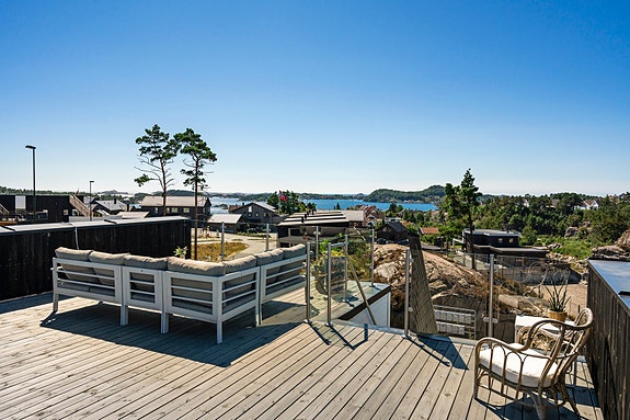Velkommen til Bårågerveien 23 - Her får du en fantastisk takterrasse på 74 kvm med sol fra morgen til kveld og utsikt mot sjøen