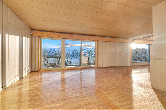 Stor stue med panoramautsikt over Narvik havn og Ankenes.