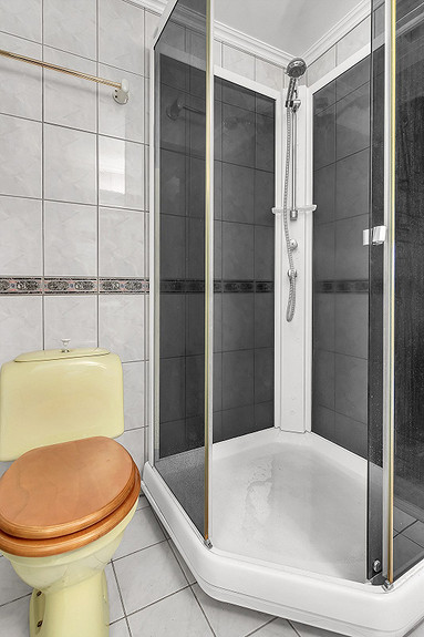 Dusjkabinett og gulvmontert toalett