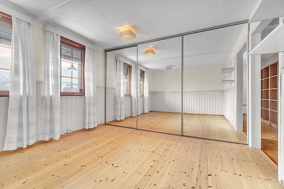 Soverom 2 har skyvdørsgarderobe