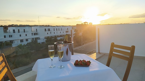 NØKKELFERDIG! Villa med 3 soverom og 3 bad - Takterrasse - Nydelig uteplass med privat basseng - Parkering!