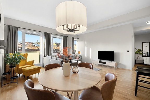 Stor og åpen stue med mye naturlig lys.