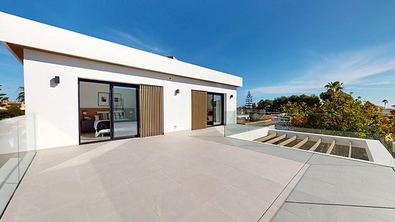 Kun 2 igjen! Eksklusiv villa med 3 store soverom | Nydelig uteområde med stor tomt | Privat basseng | Takterrasse