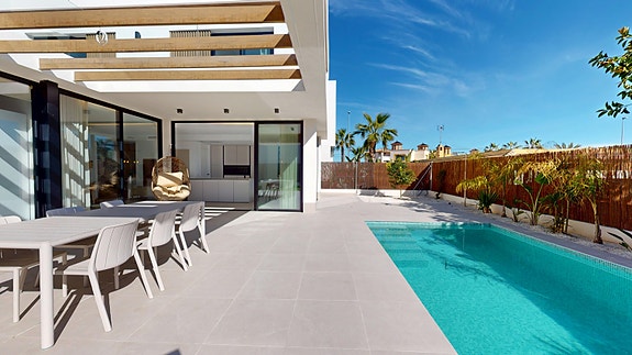 Kun 2 igjen! Eksklusiv villa med 3 store soverom | Nydelig uteområde med stor tomt | Privat basseng | Takterrasse