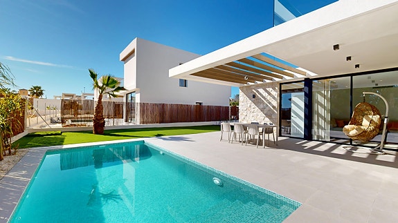 Kun 2 igjen! Eksklusiv villa med 3 store soverom | Nydelig uteområde med stor tomt | Privat basseng | Takterrasse