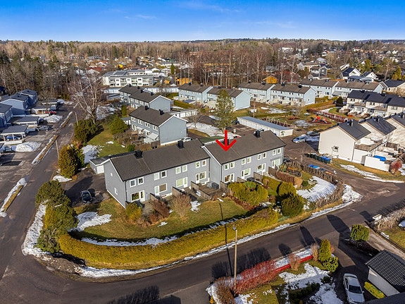 Velkommen til denne 4-roms andelsleilighet i attraktive Eik - garasje, hage og barnevennlig område.