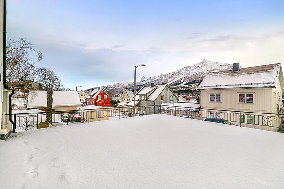 Takterrasse på garasje med gode solforhold.