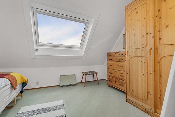 Loftsetasje - Soverommene gir god plass for seng, nattbord og garderobeløsninger.