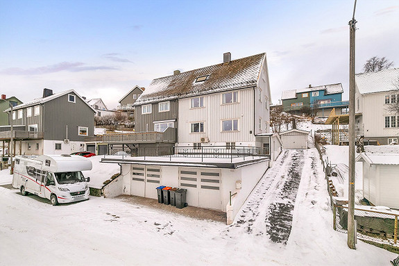 Dobbelgarasje med takterrasse.