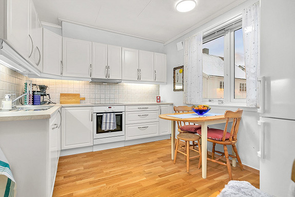 2.etasje - Kjøkken med profilerte fronter fra 2008.