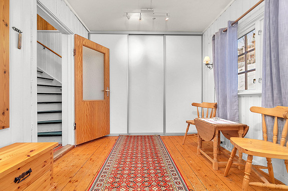 1.etasje - Gang med praktisk skyvedørsgarderobe.