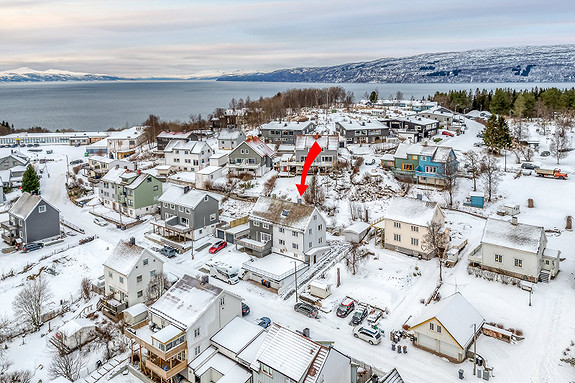 Innholdsrik vertikaldelt tomannsbolig.